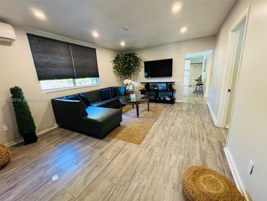 Foto principal - 2205 Roosevelt St