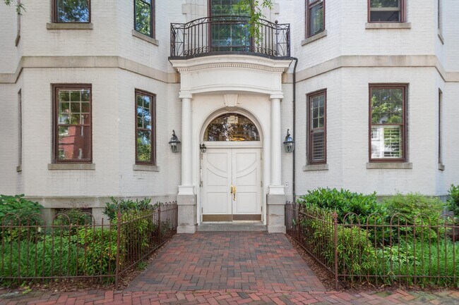 Foto del edificio - 3020 Dent Pl NW