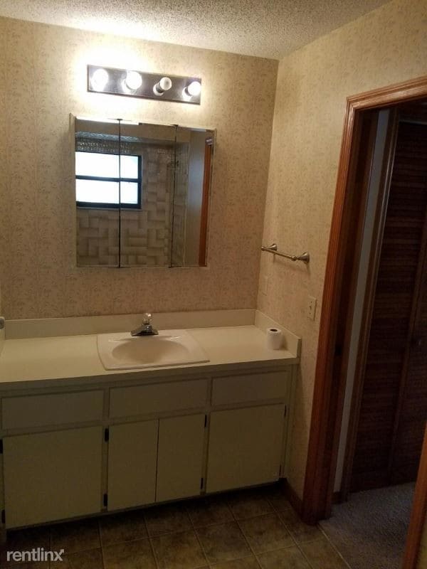 Building Photo - 3 br, 2 bath House - 11040 W Concord Ct