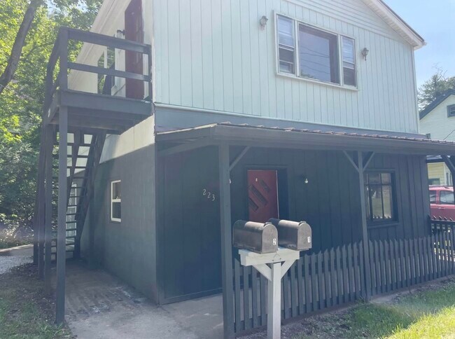 Foto del edificio - 223 Edgington Ln