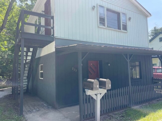 Building Photo - 223 Edgington Ln