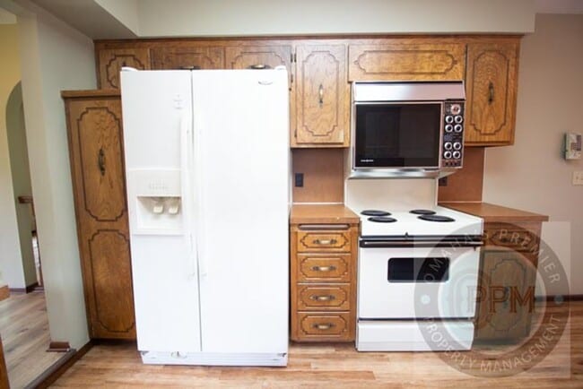 Building Photo - Spacious 3 Bed 3 Bath House