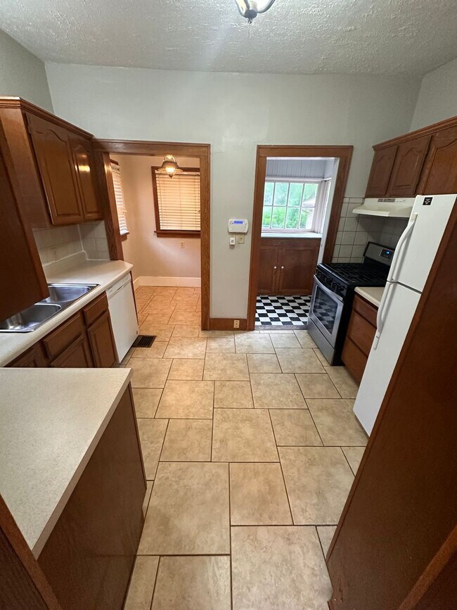 Building Photo - $1250 - 3 bedroom/ 1 bathroom - Single Fam...