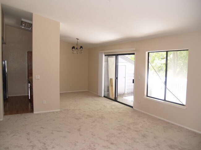 Foto del edificio - Beautiful, bright 3 bedroom 2 bathroom Dub...