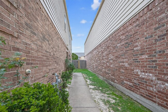 Building Photo - 17110 Amarose Dr