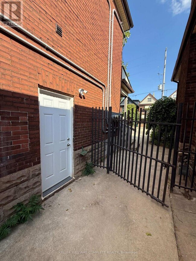 Building Photo - 187 Stirton St