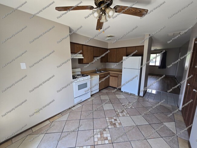 Building Photo - Clean 2 Bedroom 2nd Floor Apartment