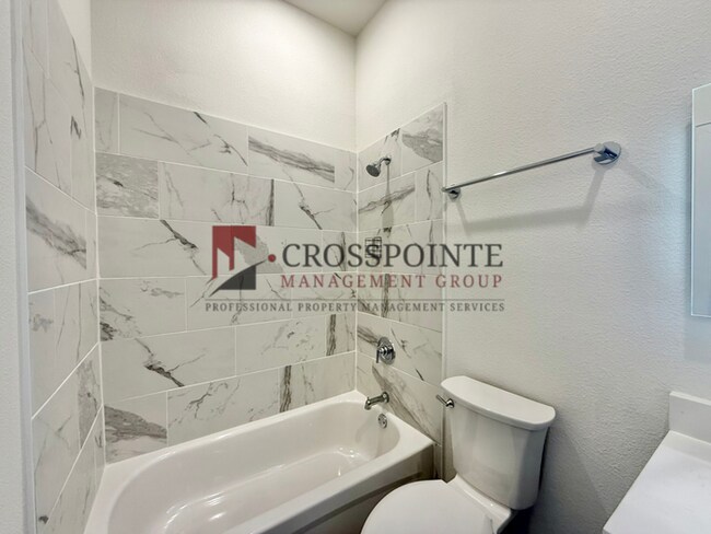 Foto del edificio - Tour Today! Stunning 3 Bedroom, 3.5 Bath Townhome!