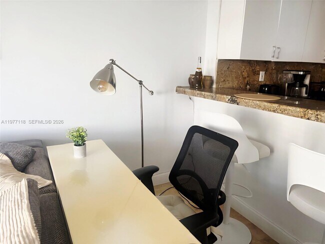 Foto del edificio - 100 Lincoln Rd