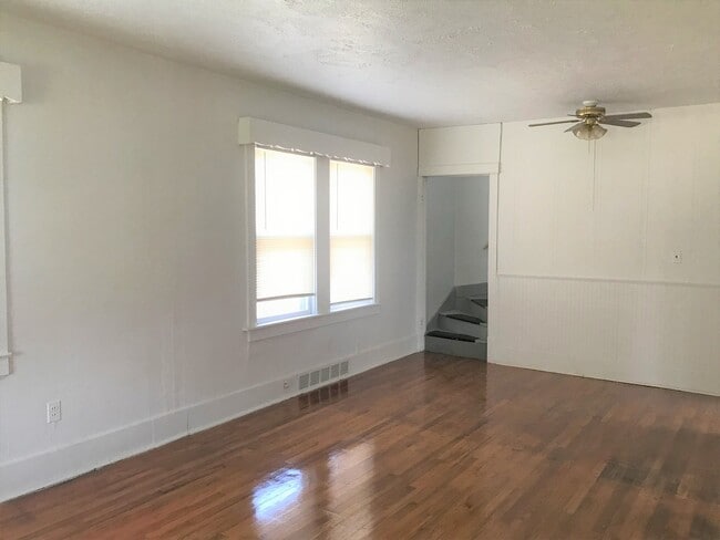 Foto del edificio - 3 bed, 1 bath, Off Street Parking & huge yard $1,385!