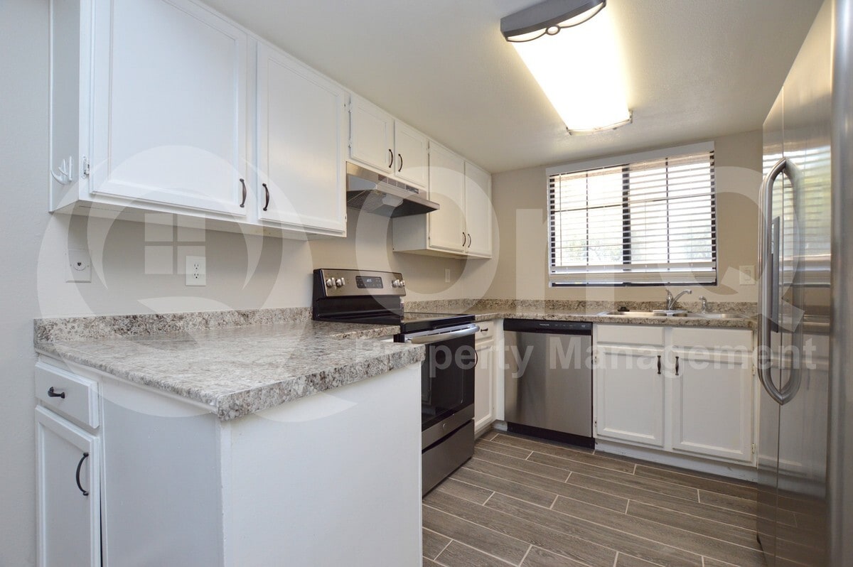 Foto principal - 925 N College Ave