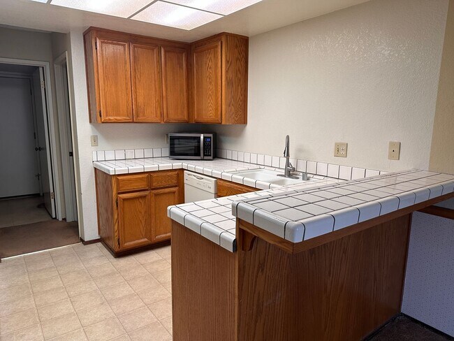 Building Photo - Clean 2 Bedroom 2.5 Bath Townhome in Park-...
