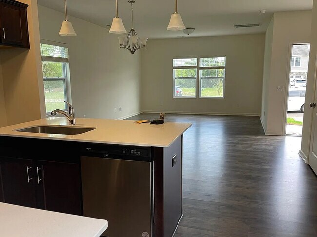 Foto del edificio - Room in House on Mariners Ct