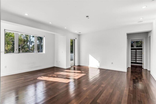 Foto del edificio - 5625 N Bay Rd