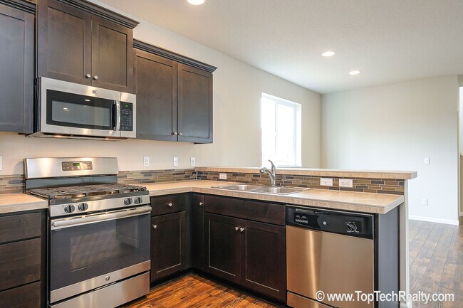 Foto del edificio - Gorgeous Newer Corner Lot Home with 4 bedr...