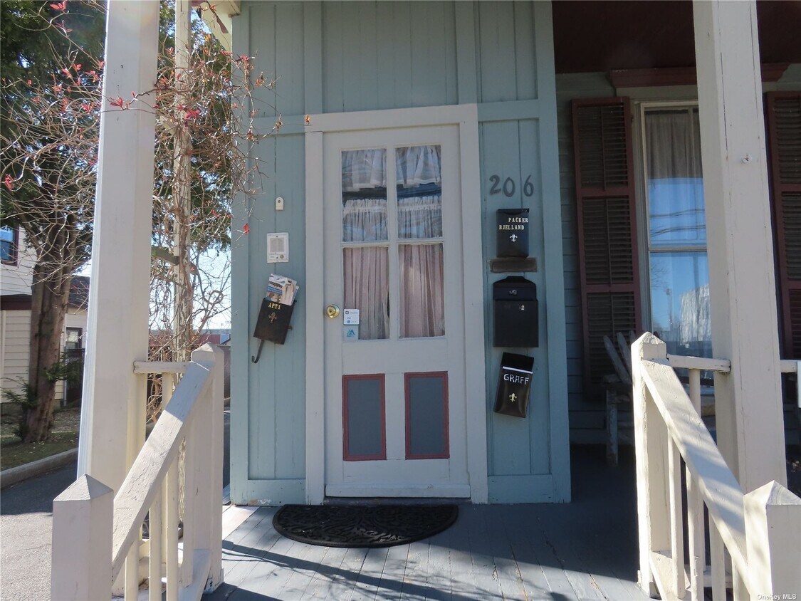 206 Deer Pk Ave Unit 2, Babylon, NY 11702 Room for Rent in Babylon