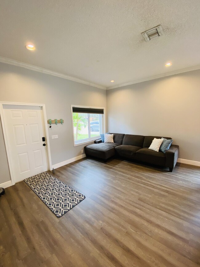 Building Photo - 1307 Banyan Way