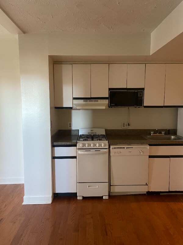 Building Photo - 1327 Spruce St