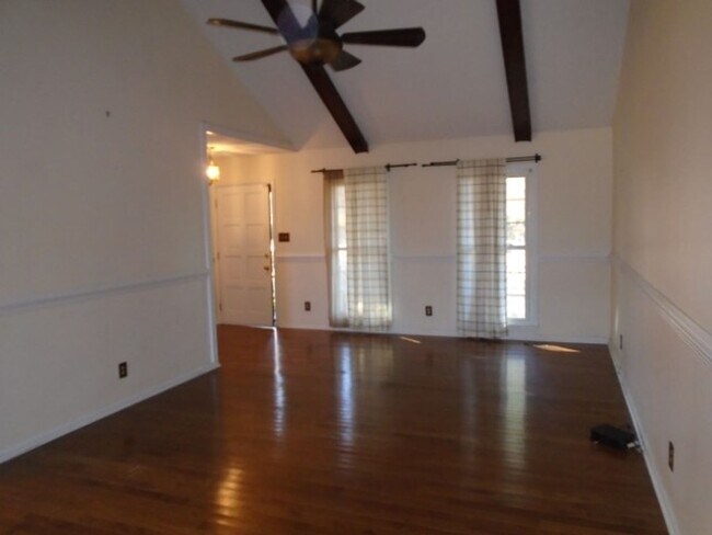 Building Photo - 3 Bedroom 2 Full Bathroom, Brick, Tri-Level Home in Mill Creek Farms Available Now!