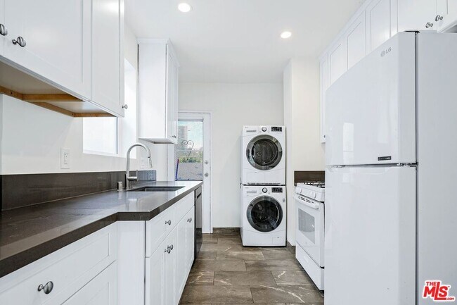 Building Photo - 1327 1/2 S Roxbury Dr