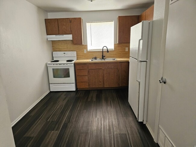 Building Photo - 215 N 400 W