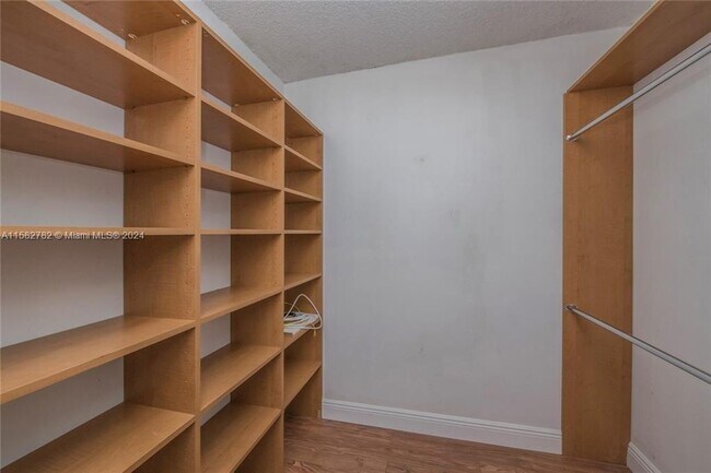 Foto del edificio - 3800 N Hills Dr