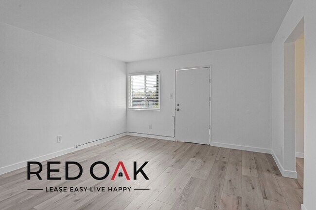 Building Photo - Fabulous Top Floor One Bedroom with Exquis...