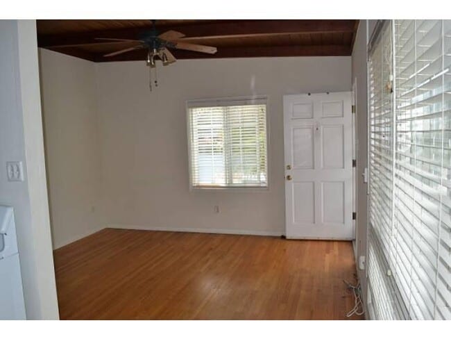 Building Photo - 109 E Dolphin Ave