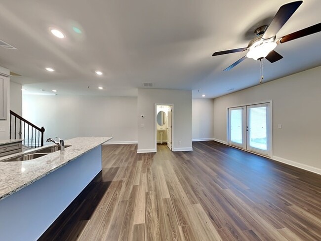 Foto del edificio - 4 Bedroom Townhome - Move-in special!