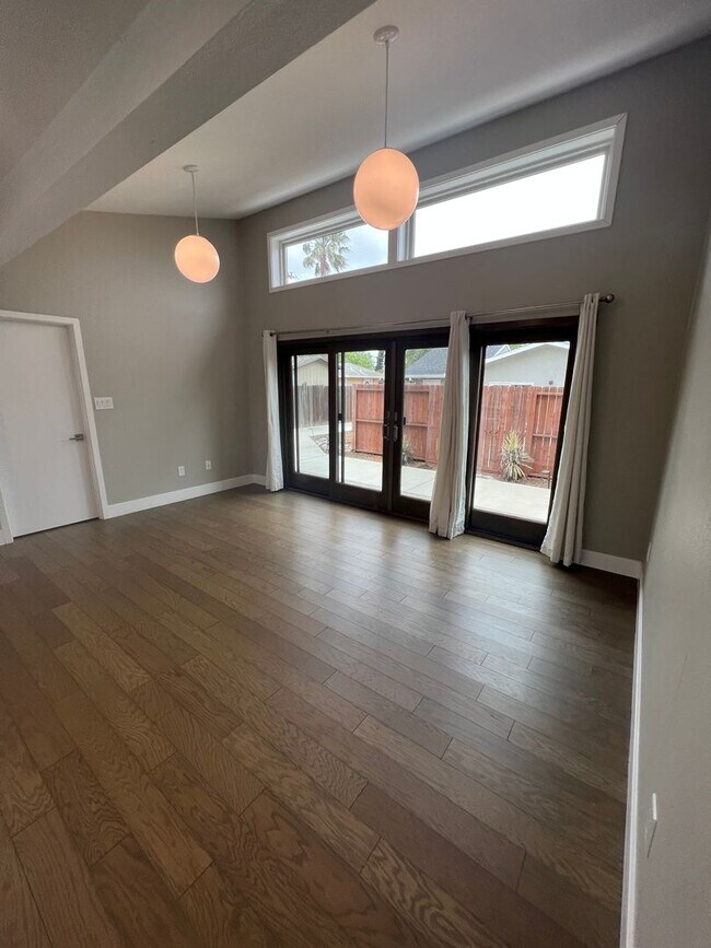 Foto del edificio - 2 bed/2 bath charming TINY house in Concord