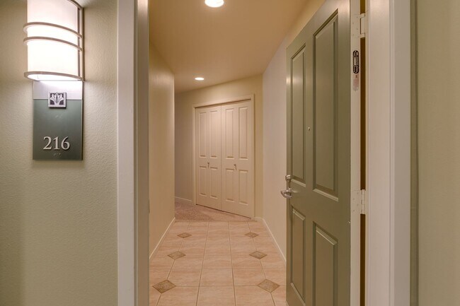 Foto del edificio - Spacious 2 bedroom Condo in Downtown Redmond