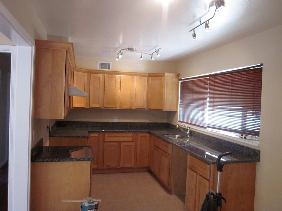 Kitchen - 100 Kathryn Dr