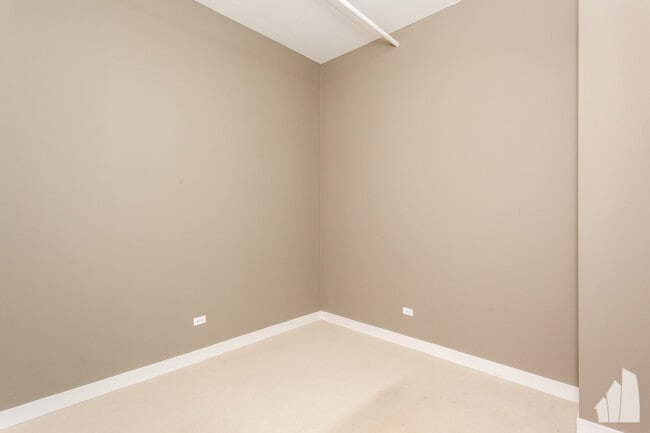 Building Photo - 740 W Fulton St