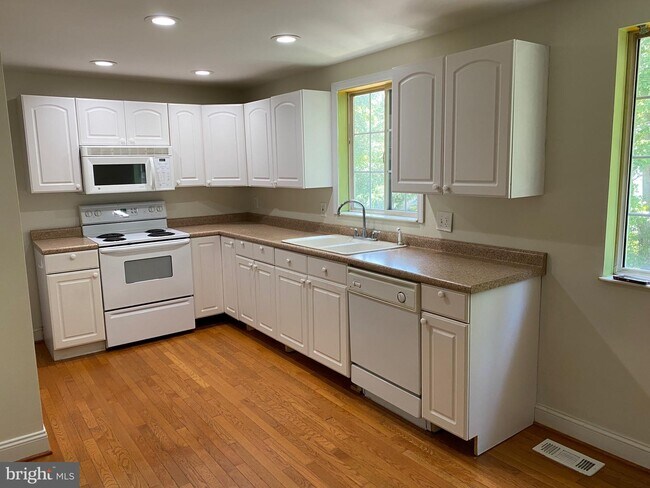 Building Photo - 8122 Parkdale Ct