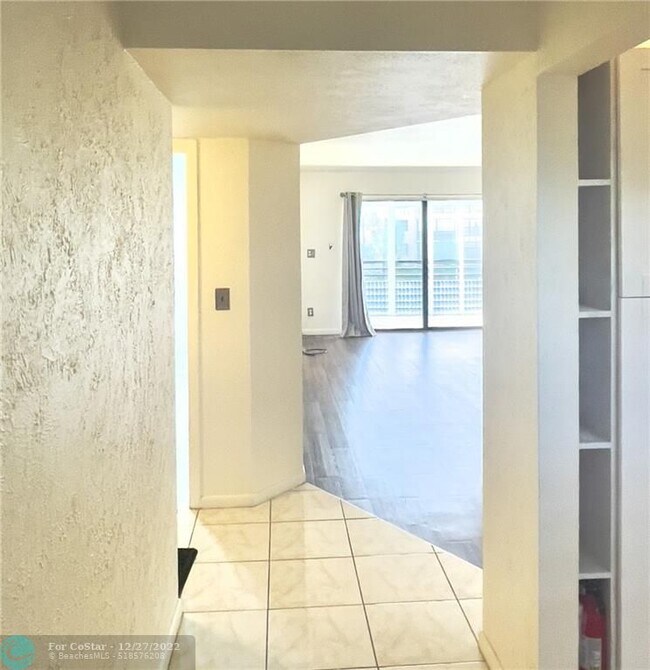 Building Photo - 4940 E Sabal Palm Blvd