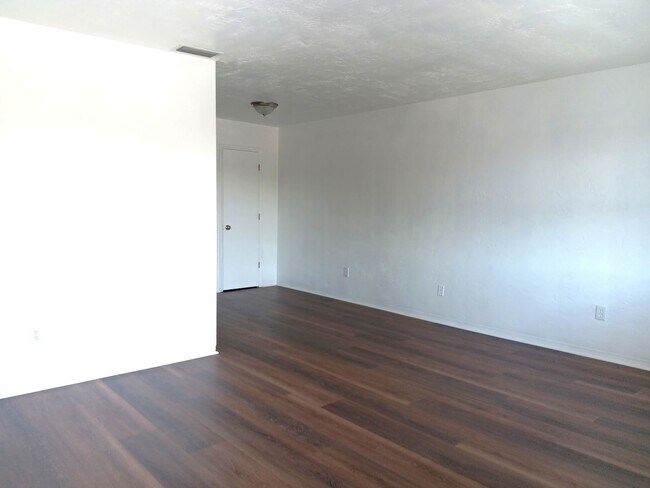Foto del edificio - Big space equals big value! Close to Pinellas Trail, beaches & SPC