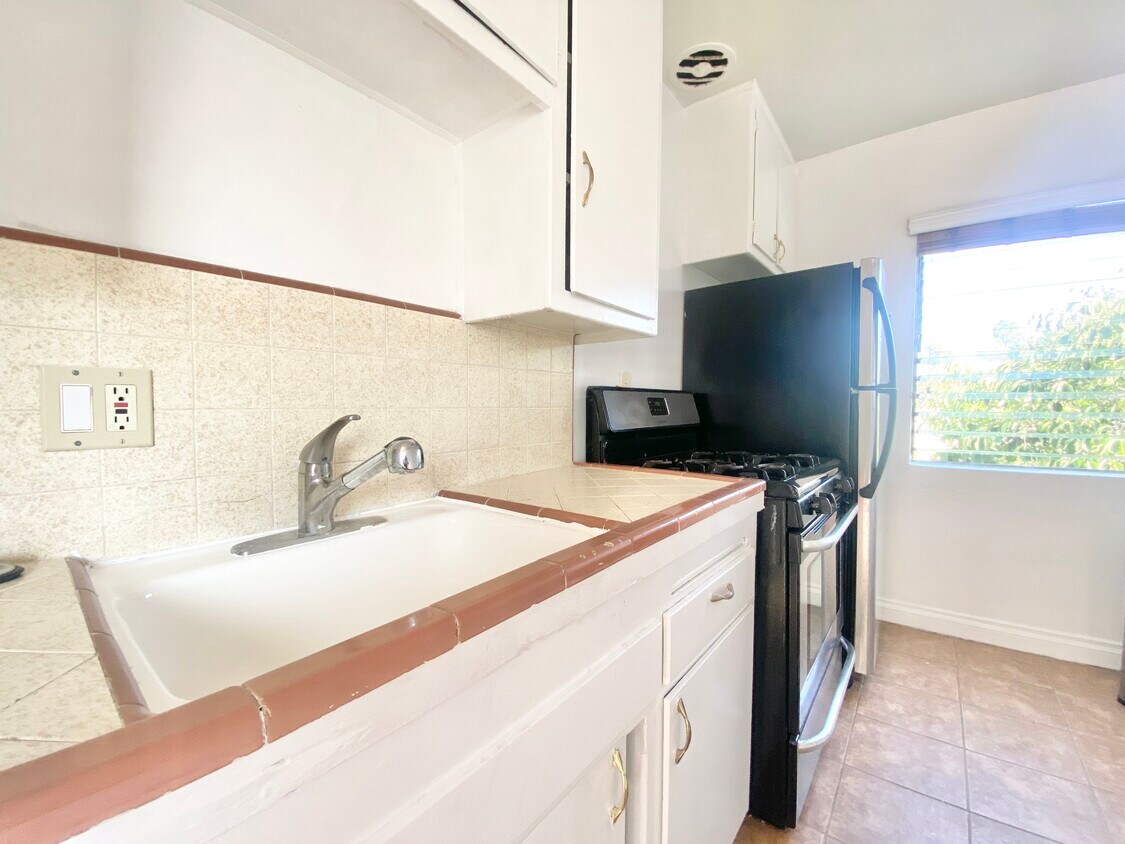 Primary Photo - 1054 S Cloverdale Ave