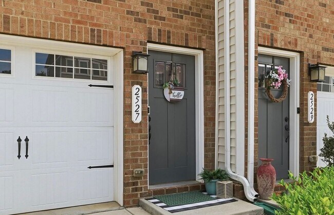 Foto del edificio - 2527 Grantham Place Dr