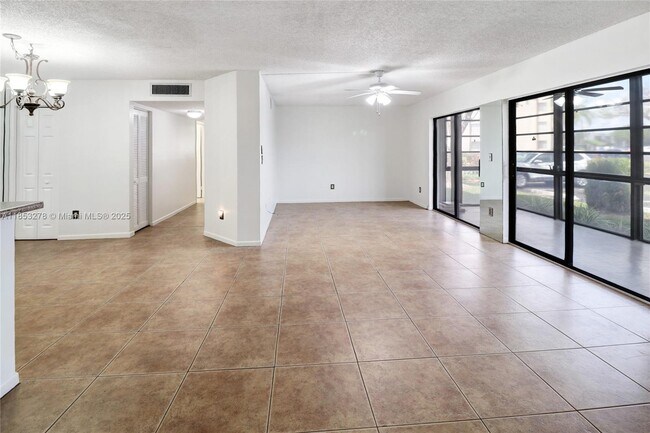 Foto del edificio - 9887 N Belfort Cir