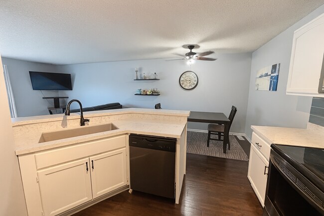 Foto del edificio - Rare and Beautifully Updated Townhome in a...