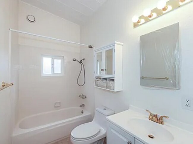 Building Photo - Beautiful Single Story 3bd House Recently ...