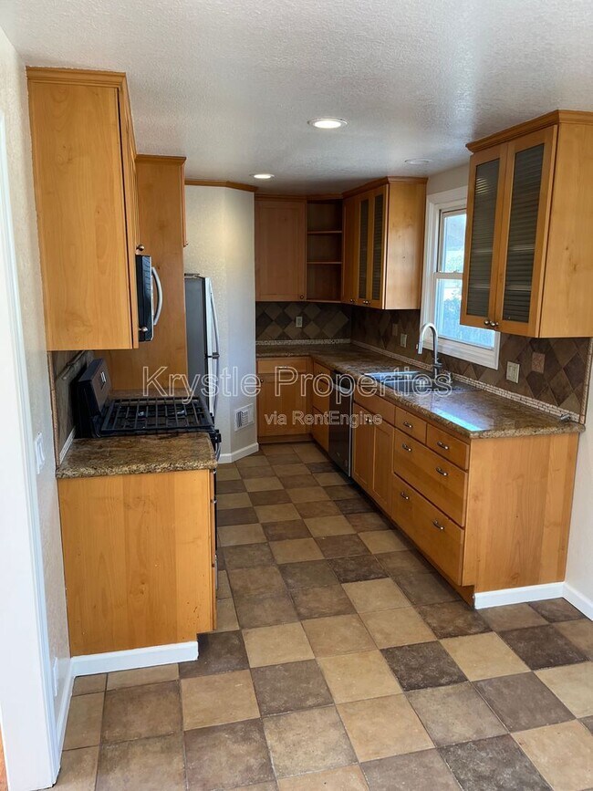 Building Photo - 2420 Alameda St