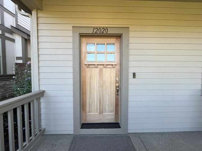 Foto del edificio - Modern 4-Bedroom Home on Large Corner Lot ...