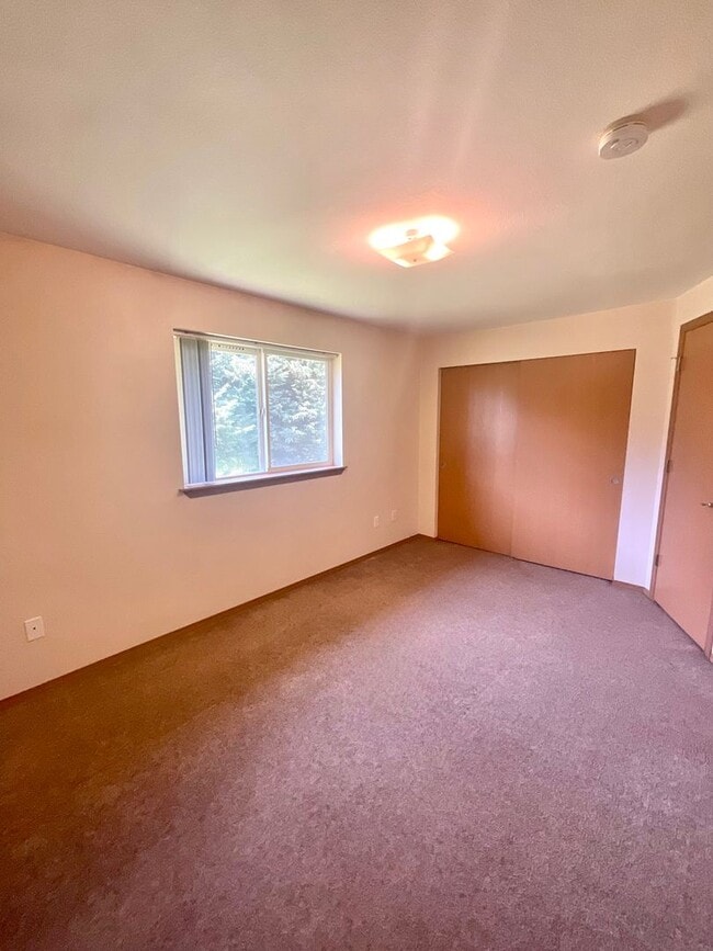 Building Photo - Spacious 3 Bedroom, 2 Bathroom Home!