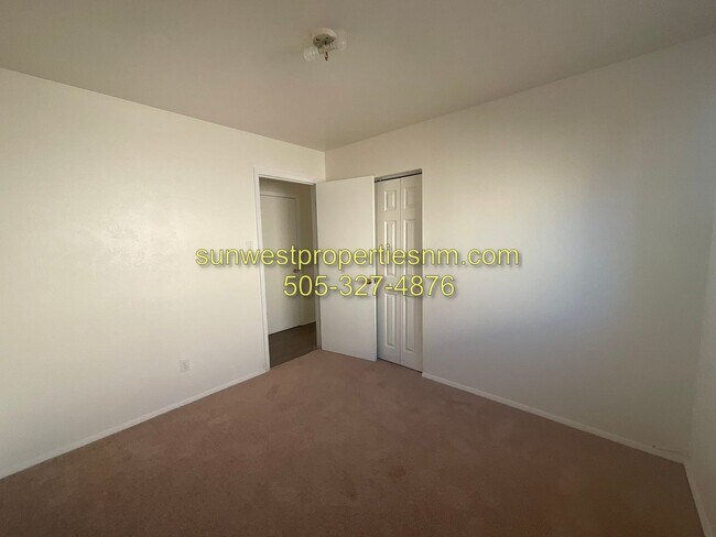 Foto del edificio - 3011 E Edgecliff Dr