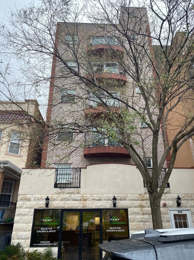 Building Photo - 977 E 12th St