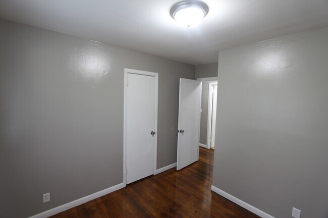 Foto del edificio - New On The Market!  3 Bedroom 1 Bath + Large Den.  Get to it Fast!!