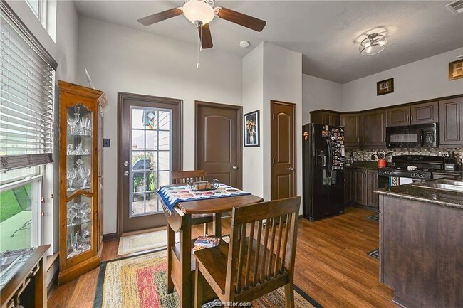 Foto del edificio - 201 Simi Dr