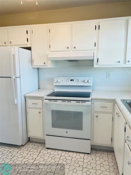 Foto del edificio - 8515 Sunrise Lakes Blvd