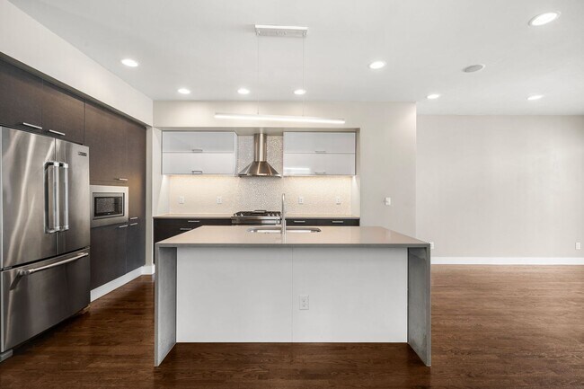 Foto del edificio - 3BD, 4BA Sunnyside Home With Office and Rooftop Deck